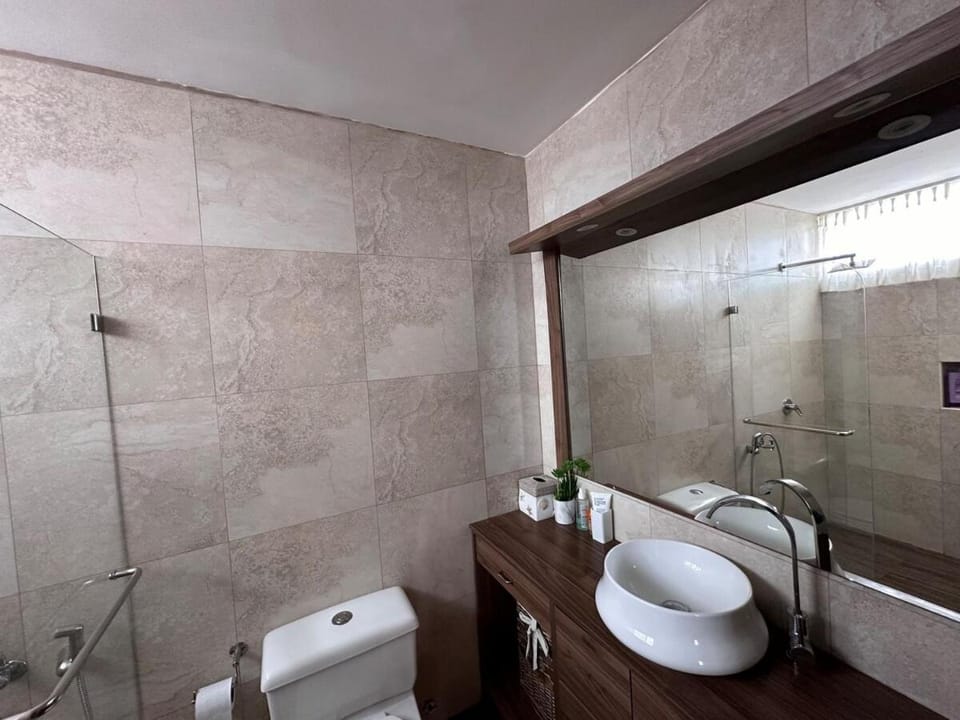 Toilet, towels