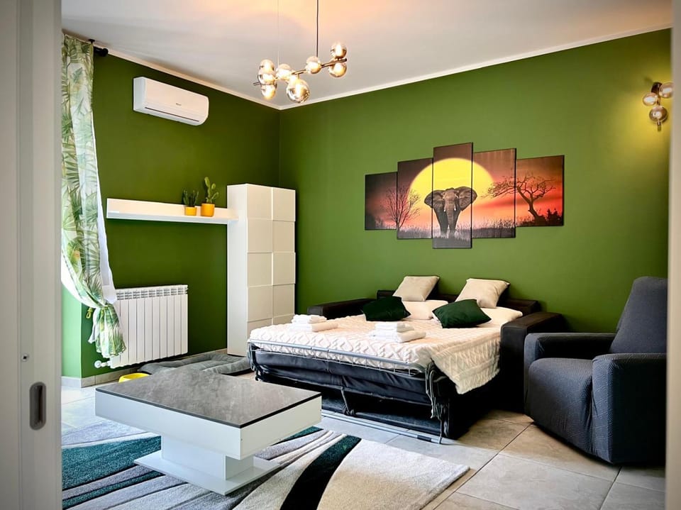 Communal lounge/ TV room, Bed, TV and multimedia, Living room, Photo of the whole room, Seating area, Evening entertainment, Bedroom, internet, air conditioner