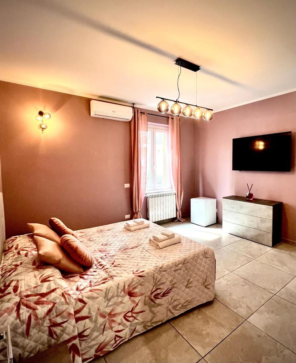 Bed, TV and multimedia, air conditioner