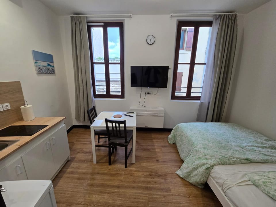 E1 - Charmant studio en intramuros, rénové climatisé Apartment in Avignon