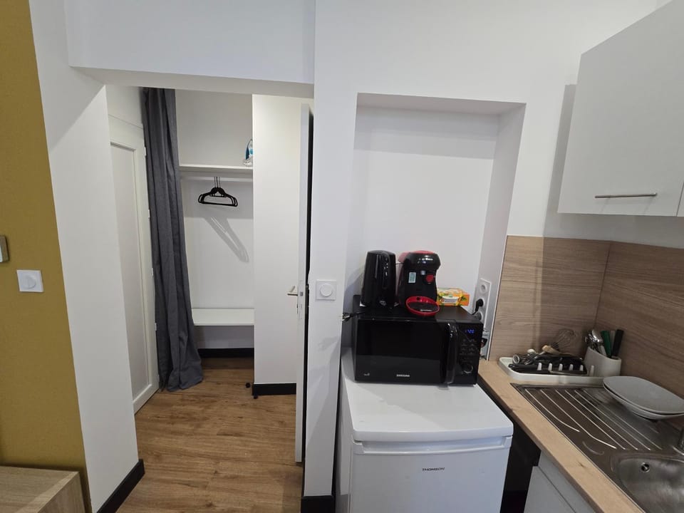 E1 - Charmant studio en intramuros, rénové climatisé Apartment in Avignon
