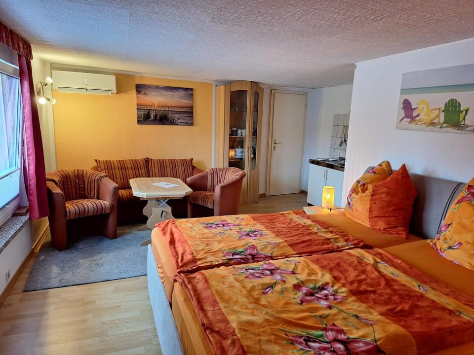 Photo of the whole room, Dining area, air conditioner