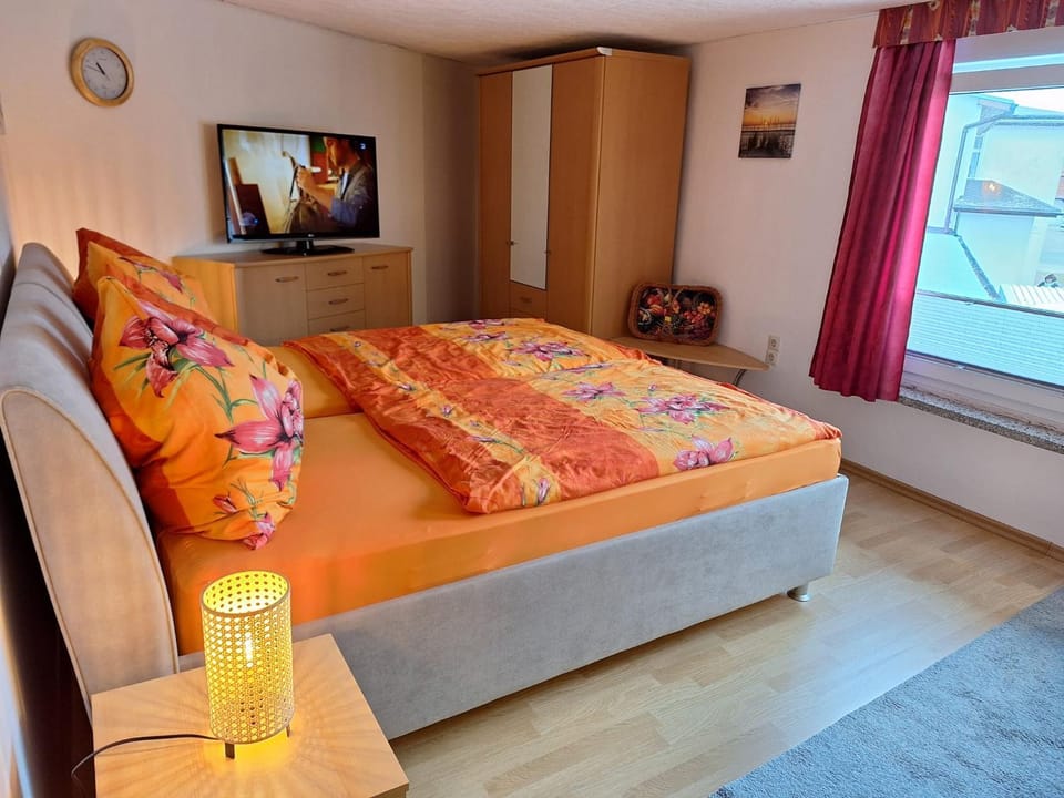 Bed, TV and multimedia, Photo of the whole room