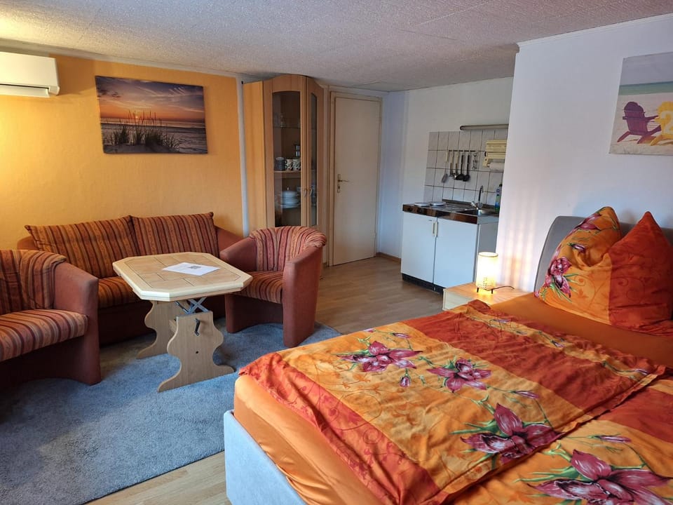 Kitchen or kitchenette, Photo of the whole room, Seating area
