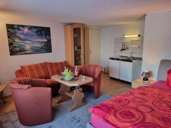 Kitchen or kitchenette, Seating area