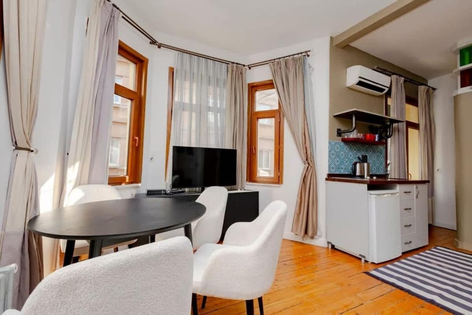 Exclusive House with 2 Apartments including 4 Bedrooms and 4 Bathrooms in Total Villa in Istanbul