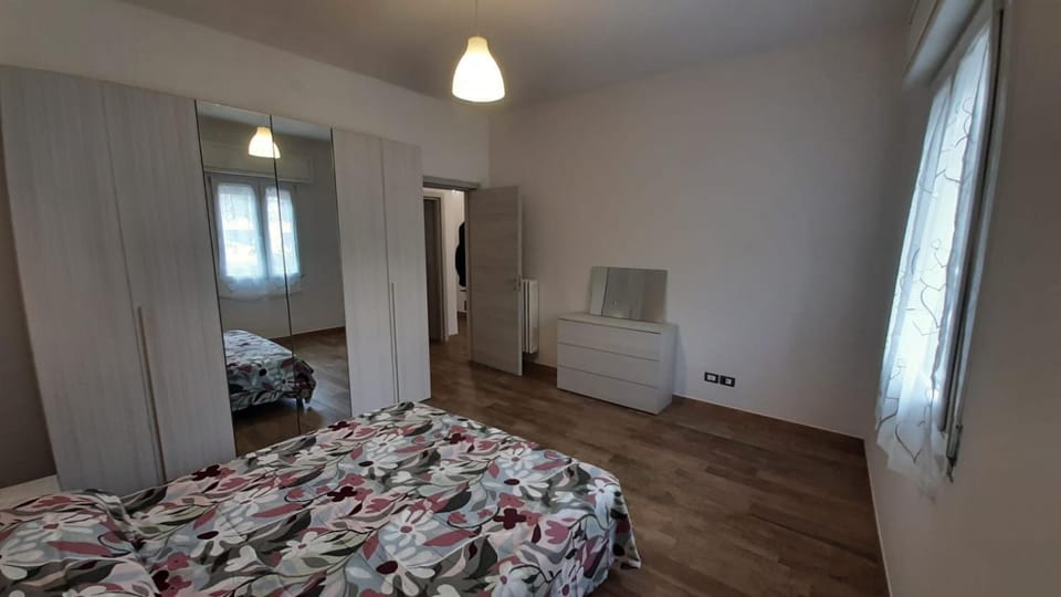 Bed, TV and multimedia, Photo of the whole room, Bedroom, internet, wardrobe
