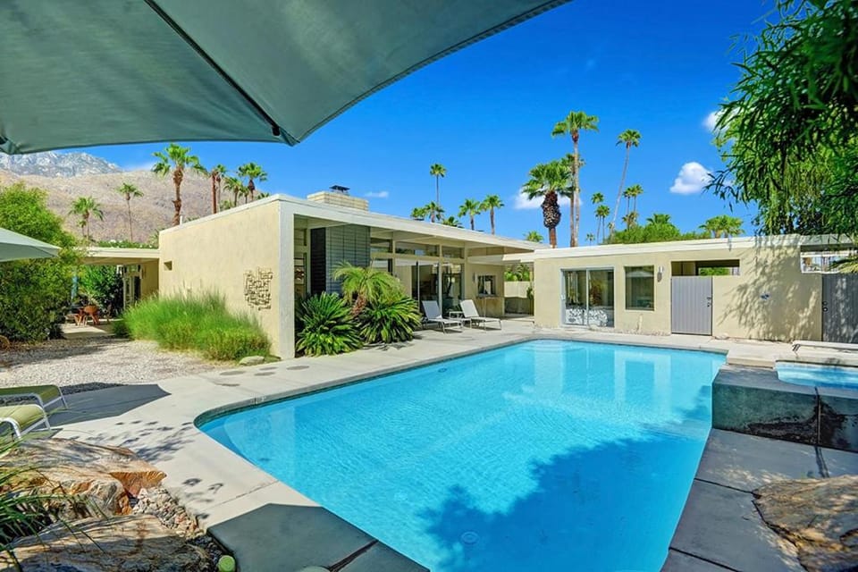 Retro Rendezvous Pool and Spa MidCentury Modern Home House in Palm Springs