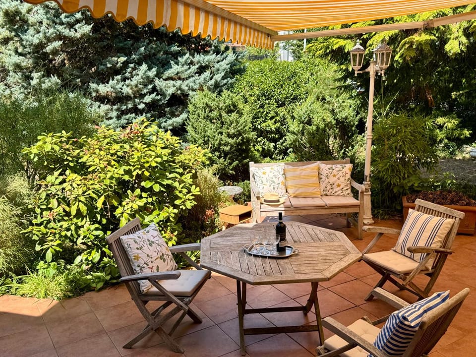 Seating area, Dining area