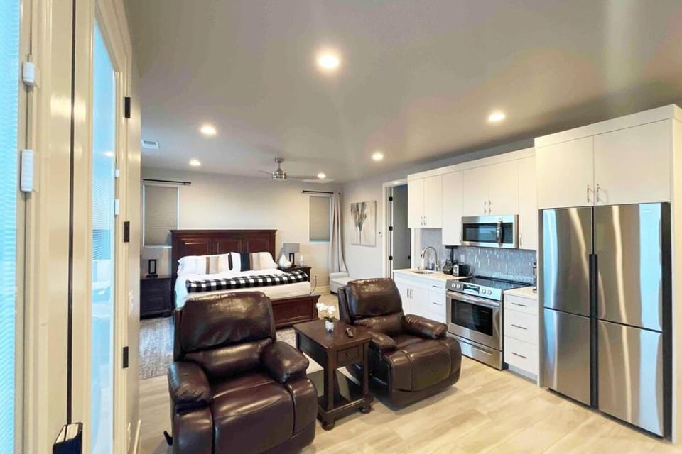 TV and multimedia, Kitchen or kitchenette, Living room, Seating area, Dining area, oven, stove, toaster