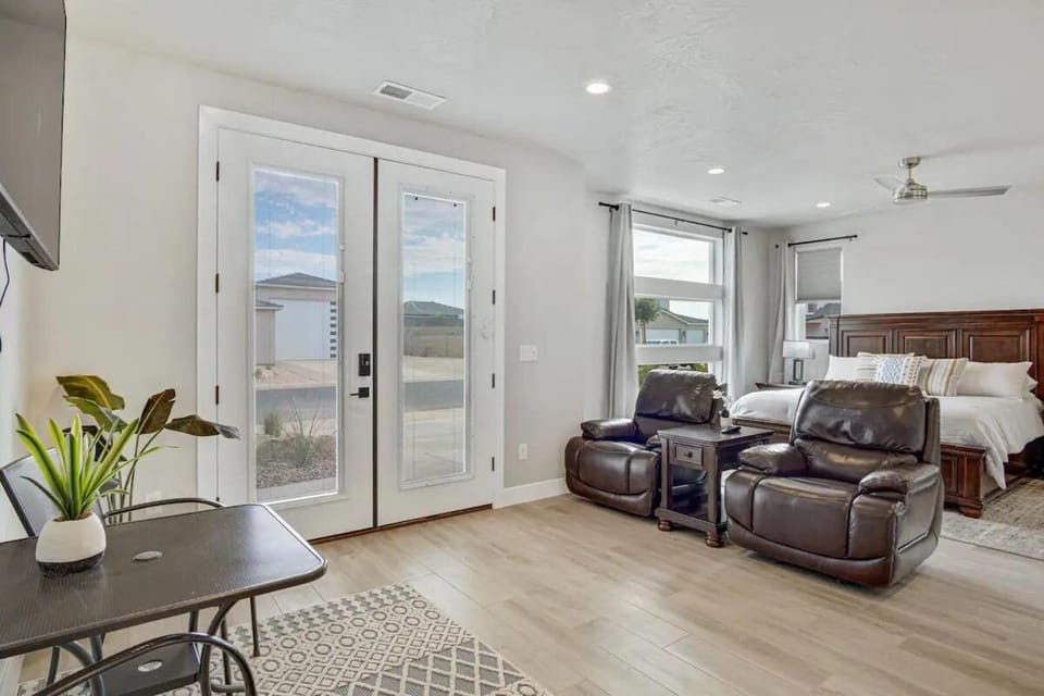 Living room, Photo of the whole room, Seating area, Bedroom