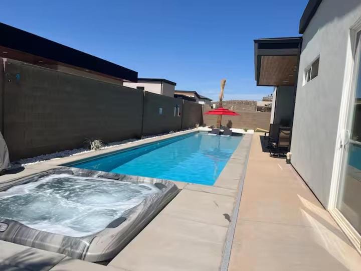 Hot Tub, Swimming pool, Swimming pool