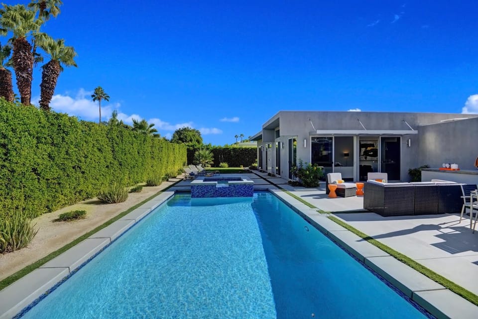 Oranj Door Modern - 4BR Pool, Hot Tub, Large Backyard House in Palm Springs