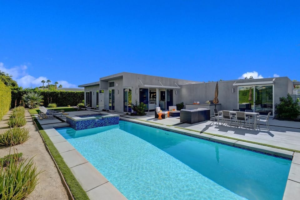 Oranj Door Modern - 4BR Pool, Hot Tub, Large Backyard House in Palm Springs