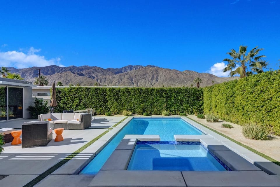 Oranj Door Modern - 4BR Pool, Hot Tub, Large Backyard House in Palm Springs