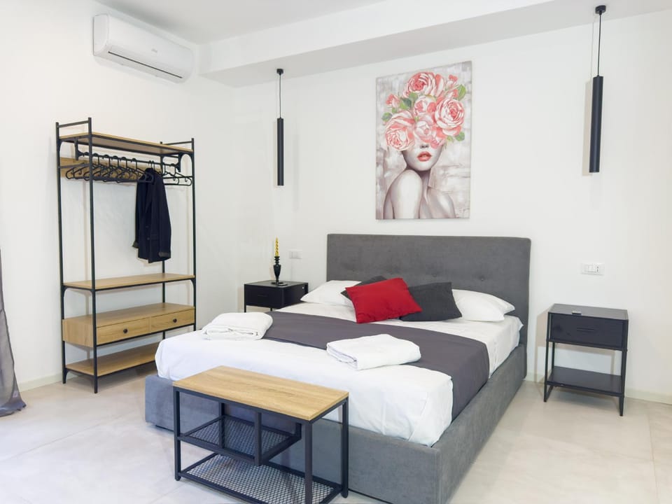 Photo of the whole room, Bedroom, towels