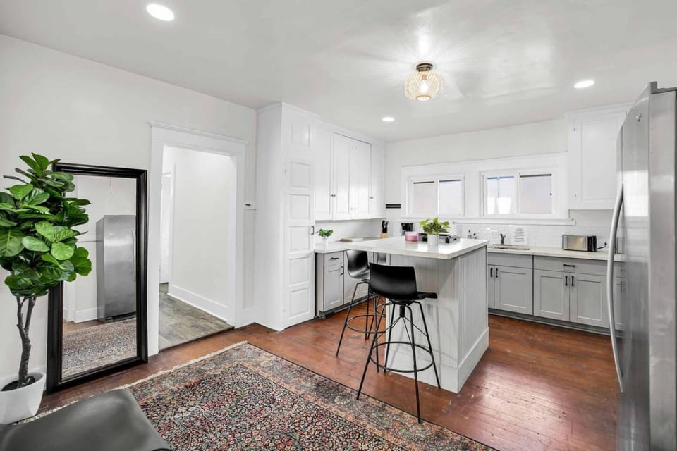 Charming Craftsman Near DTLA House in San Fernando Valley