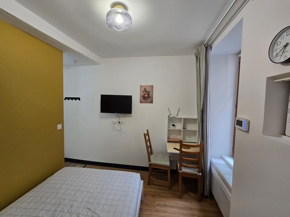 E0 - Beau studio en intramuros, rénové climatisé Apartment in Avignon