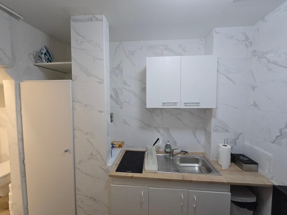 E0 - Beau studio en intramuros, rénové climatisé Apartment in Avignon