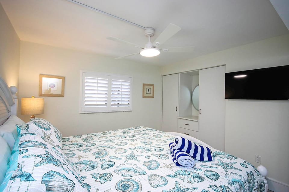 Bed, TV and multimedia, Bedroom, towels