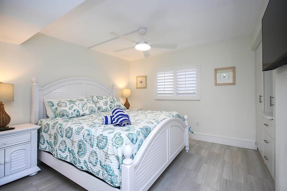 Bed, TV and multimedia, Bedroom