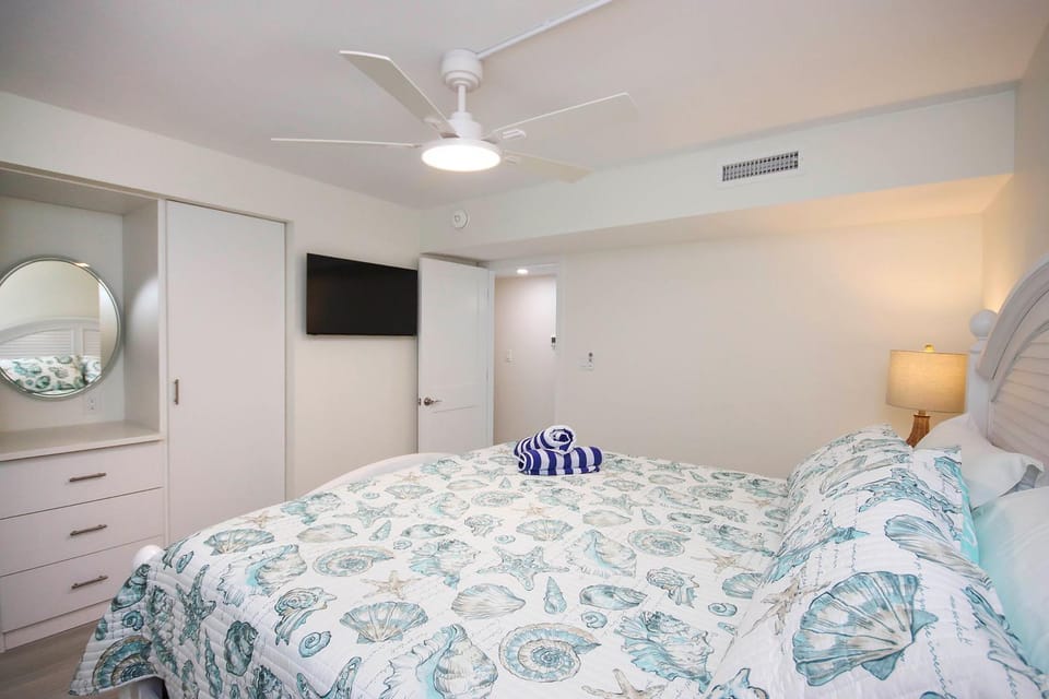 Bed, TV and multimedia, Bedroom, wardrobe