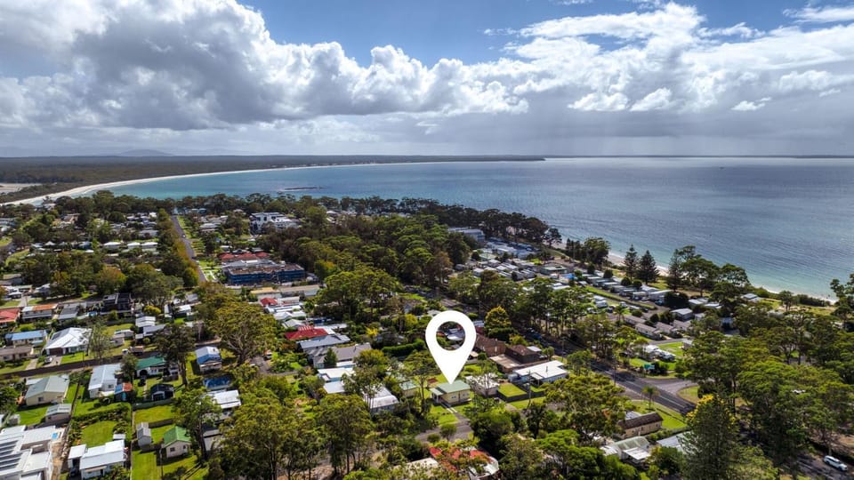 Coastal Retro House by Book Jervis Bay - Husky House in Huskisson