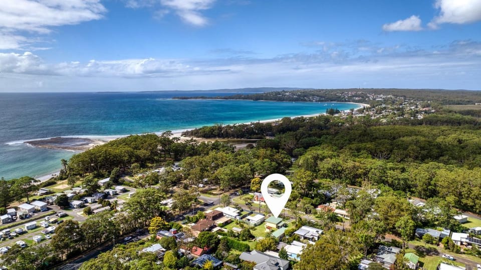 Coastal Retro House by Book Jervis Bay - Husky House in Huskisson
