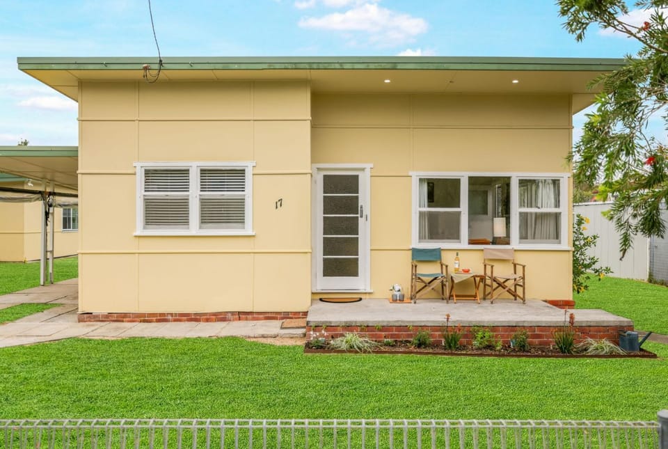 Coastal Retro House by Book Jervis Bay - Husky House in Huskisson