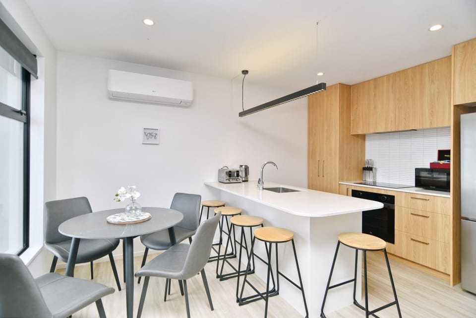 Kitchen or kitchenette, Seating area, Dining area