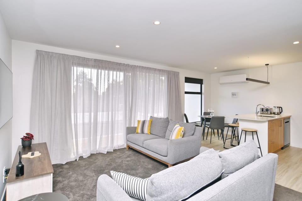 TV and multimedia, Kitchen or kitchenette, Living room, Seating area, Dining area