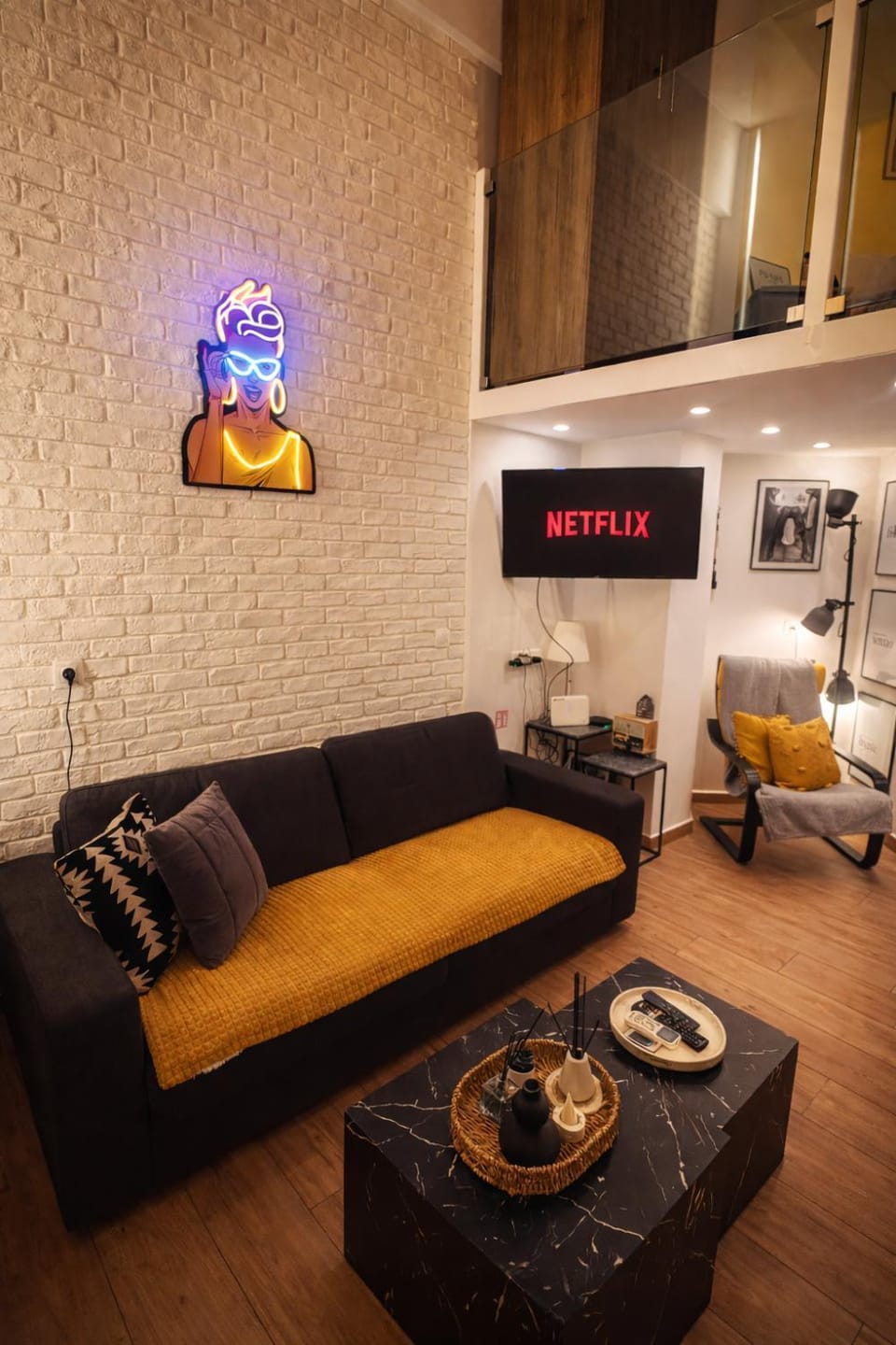 Yellow Skg City Loft Apartment in Thessaloniki