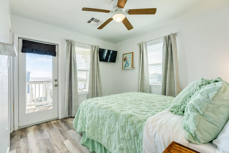 Great Ocean View Steps to Beach House in Surfside Beach