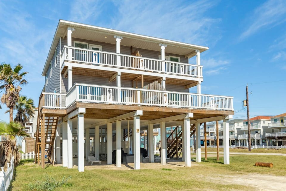 Great Ocean View Steps to Beach House in Surfside Beach