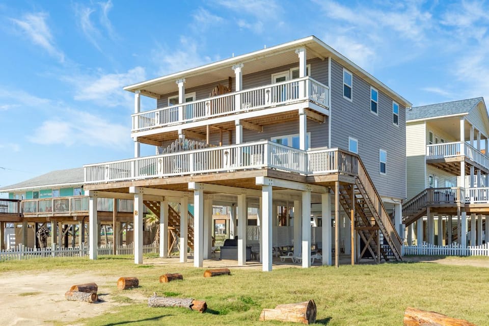 Great Ocean View Steps to Beach House in Surfside Beach