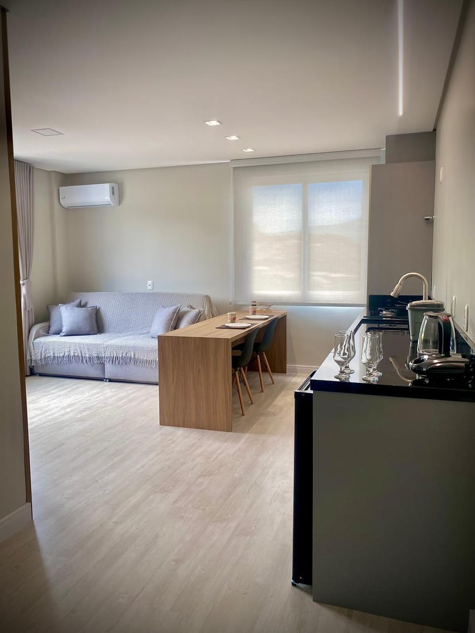 Kitchen or kitchenette, Living room, Seating area, Dining area, air conditioner