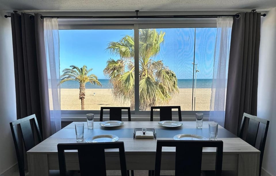 Seating area, Dining area, Sea view