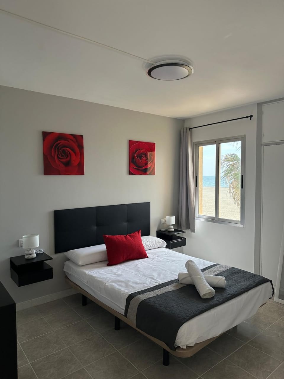 Photo of the whole room, Bedroom, Sea view