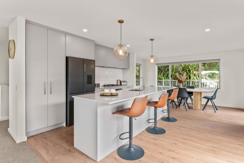 Kitchen or kitchenette, Dining area, oven
