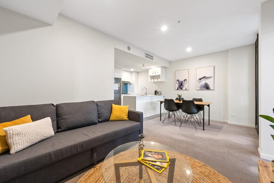 Sunset Views with Best Location, King Bed, Pool, Gym Apartment in Brisbane City