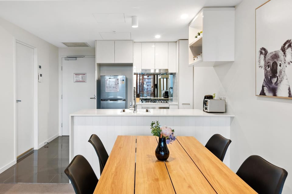 Sunset Views with Best Location, King Bed, Pool, Gym Apartment in Brisbane City