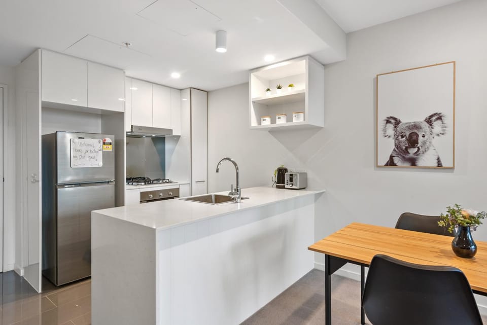 Sunset Views with Best Location, King Bed, Pool, Gym Apartment in Brisbane City