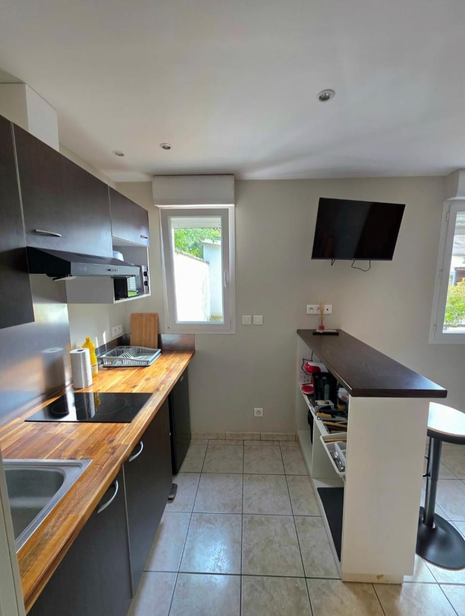 Kitchen or kitchenette, Dining area, stove