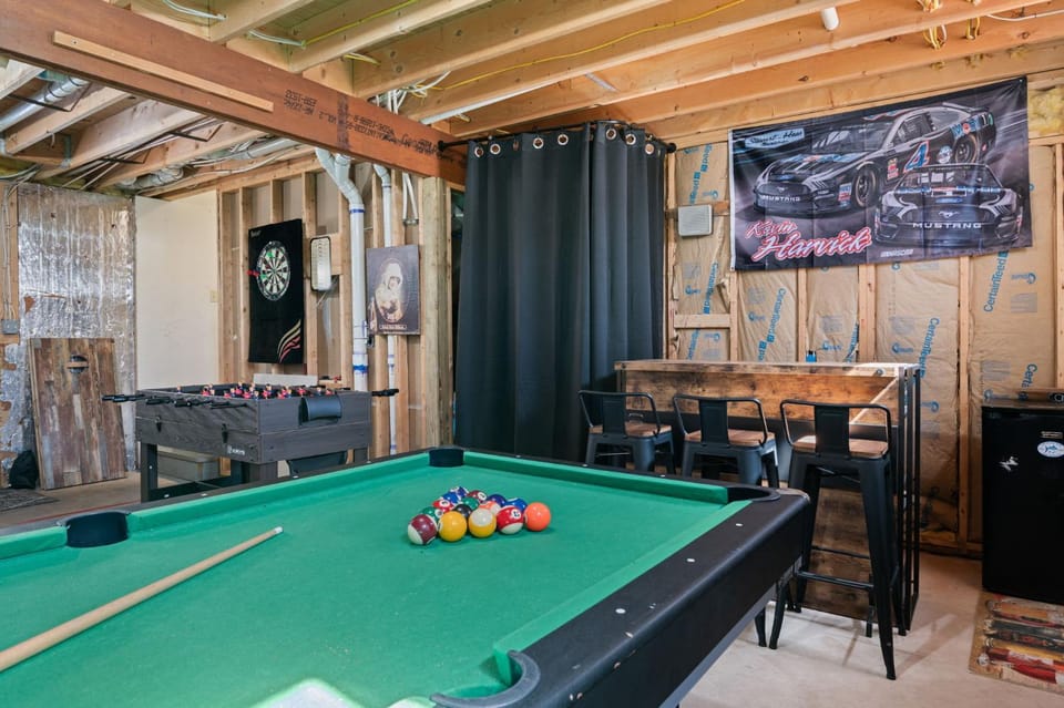 Hot Tub Fire-place Game Room Arrowhead Lake Chalet in Coolbaugh Township