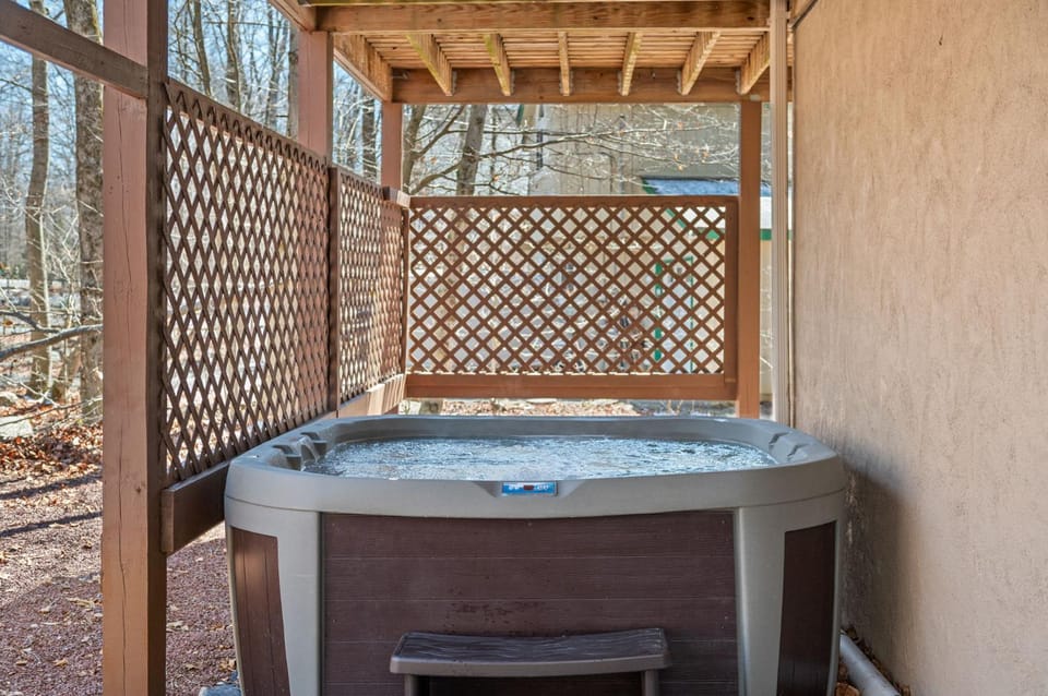 Hot Tub Fire-place Game Room Arrowhead Lake Chalet in Coolbaugh Township