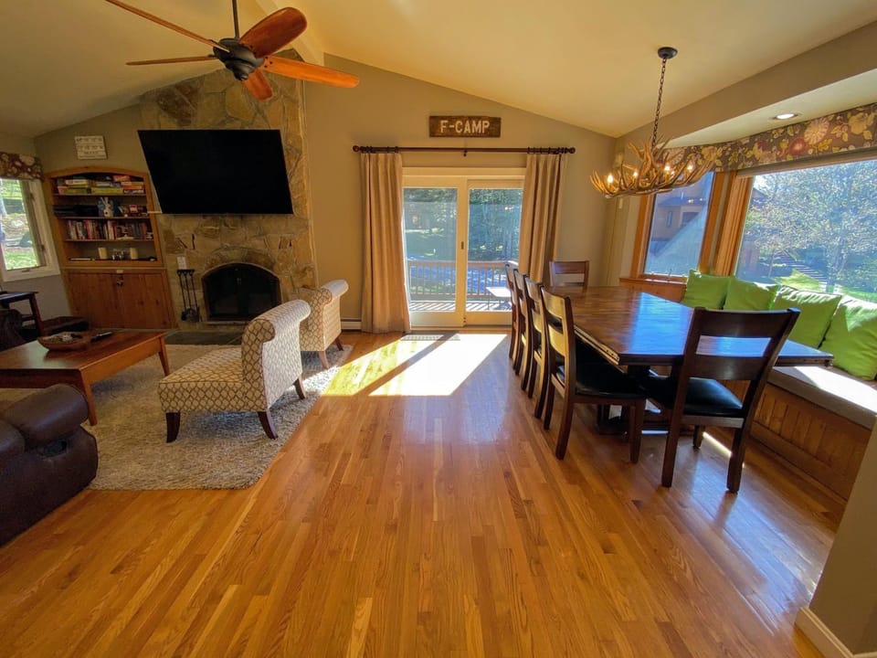 FC29 Slopeside Bretton Woods Resort cottage with upscale stylings cozy decor tons of space AC House in Carroll