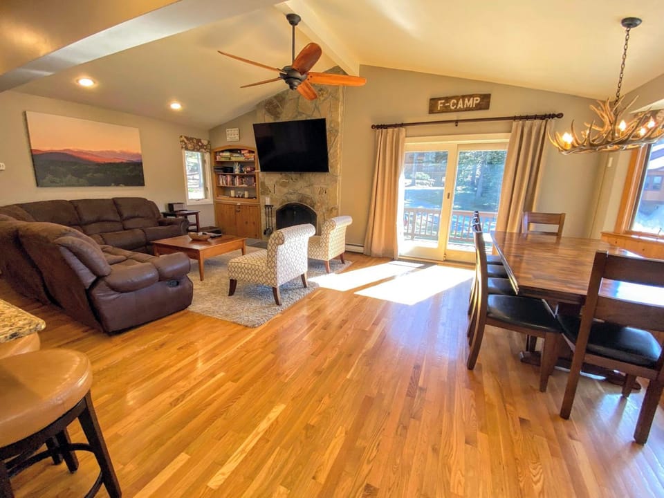 FC29 Slopeside Bretton Woods Resort cottage with upscale stylings cozy decor tons of space AC House in Carroll