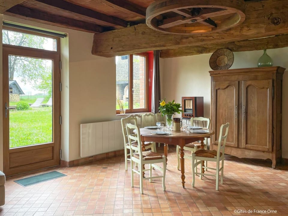 Maison de charme avec jardin et WIFI inclus - FR-1-497-238 House in Normandy