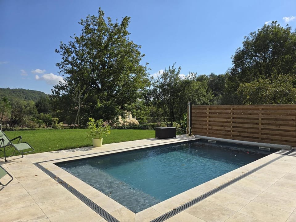 Maison spacieuse à Château-l'Évêque avec 5 chambres et salle de jeux - FR-1-616-471 House in Nouvelle-Aquitaine