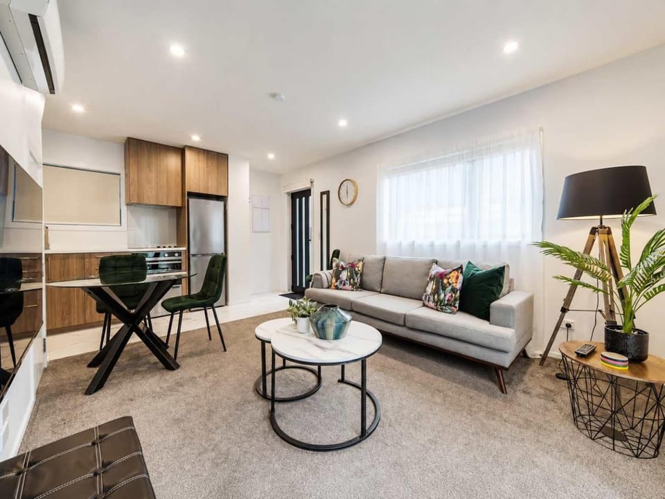 Bright City Base - 1Bed Kitchen Outdoor Space House in Christchurch